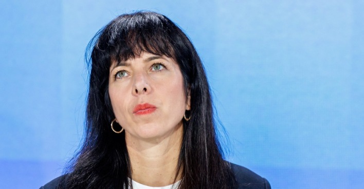 Elif Eralp wurde 1981 geboren und ist Juristin.