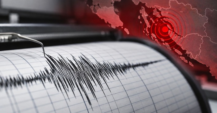 Seismograf zeichnet die Ausschläge eines Erdbebens auf, im Hintergrund ist das Epizentrum markiert.