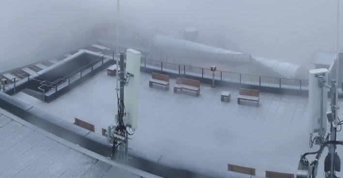 Erster Schnee im September auf der Terrasse der Dachstein-Bergstation