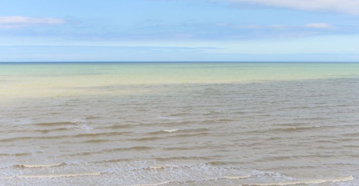 Nordsee mit unterschiedlich gefärbten Wasserflächen unter blauem Himmel