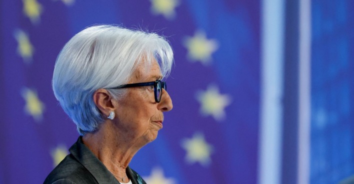 EZB-Präsidentin Christine Lagarde vor einer EU-Flagge beim Zinsentscheid der Europäischen Zentralbank im September 2026.
