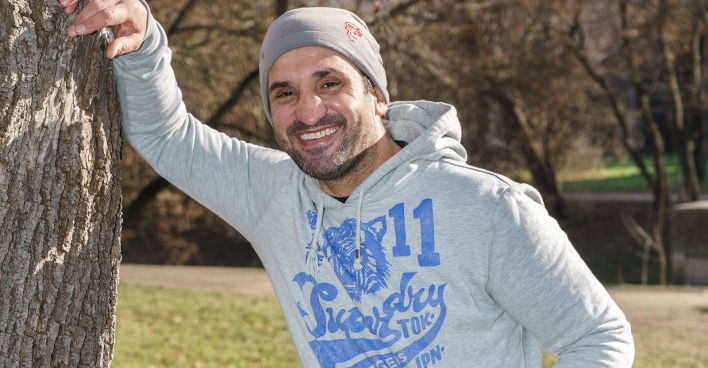 Fadi Merza lächelt bei einer Aufnahme im Freien/Fadi Merza  gehörte zu den prominenten Gästen beim 50-jährigen Jubiläum des Circus-Theater Roncalli in Wien.