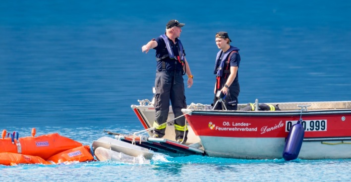 Flugzeug: Einsatzkräfte bereiten am Montag, 31. August 2026, die Bergung der verunglückten Tecnam P2002JF aus dem Attersee vor.