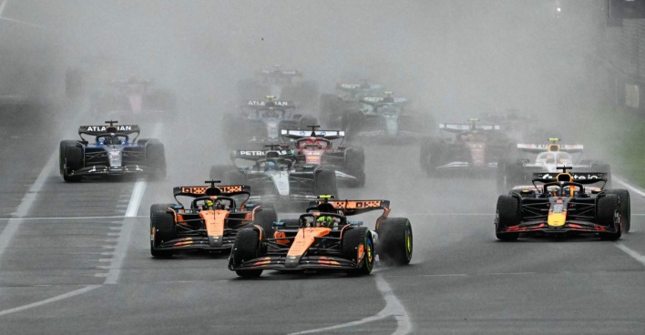 Regeländerung Formel 1 2027: Formel-1-Autos beim Rennen 2025 in Melbourne auf regennasser Strecke.