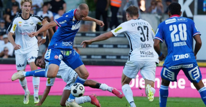 Spieler des GAK und Altach kämpfen im Bundesliga-Duell um den Ball.