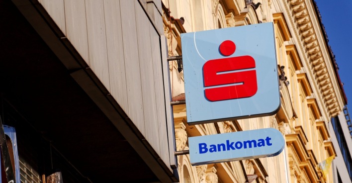 Das Logo der Bankgesellschaft Erste Group auf dem Firmen-Hauptgebäude angebracht.