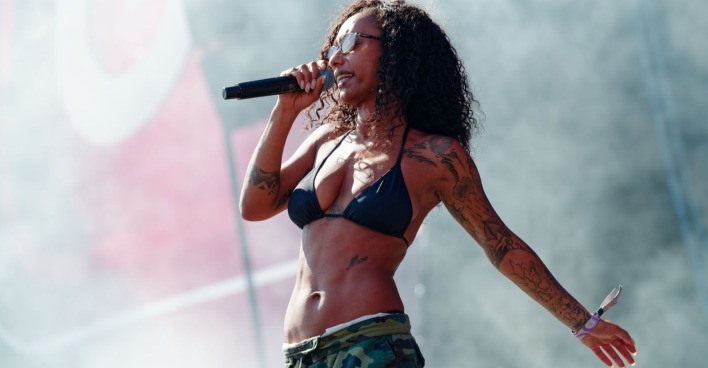 Rapperin Nura bei einem Live-Auftritt auf der Festivalbühne