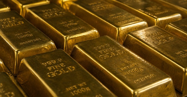 Eng aneinandergereihte Goldbarren glänzen