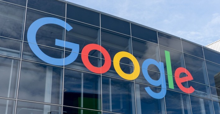 Google-Logo an einem Firmengebäude