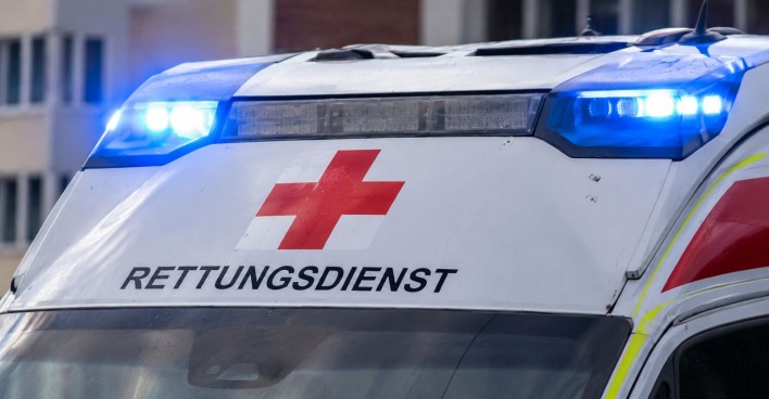 Rettungswagen des Roten Kreuzes mit Blaulicht nach dem Sturz eines dreijährigen Mädchens in Graz