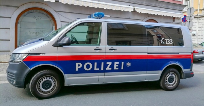 Polizeifahrzeug in Graz nach tödlichem Gewaltdelikt an einer Frau.
