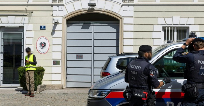 Justizanstalt Klagenfurt mit Polizeikräften vor dem Gefängnisgebäude