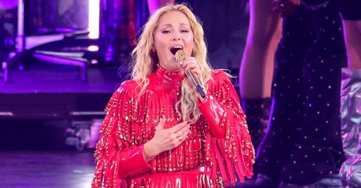 Helene Fischer bei einem Auftritt auf der Bühne. Die Sängerin spricht über ihren schweren Bühnenunfall 2023 und die zurückgebliebene Narbe.