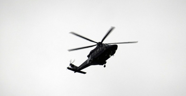 Hubschrauber im Flug vor bewölktem Himmel – Symbolbild zu einem Hubschrauber-Absturz