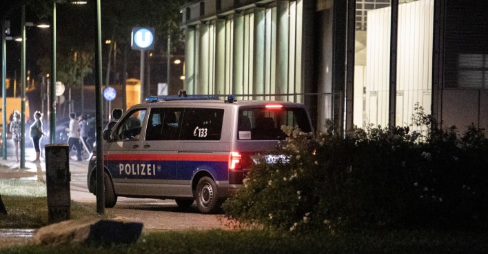 Polizeieinsatz bei der U-Bahnstation Jägerstraße in Wien-Brigittenau nach dem Sturz eines Jugendlichen auf die Gleise.