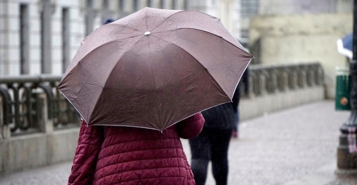 Eine Kaltfront bringt am Samstag Schauer, Gewitter und kühlere Luft.