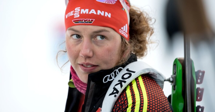 Laura Dahlmeier als Biathletin mit Skiern. Die verstorbene Olympiasiegerin wird posthum in die Hall of Fame des deutschen Sports aufgenommen.