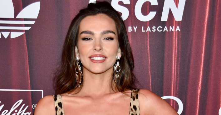 Lilly Paul-Roncalli posiert in einem figurbetonten Leo-Kleid bei einem Event in Berlin.
