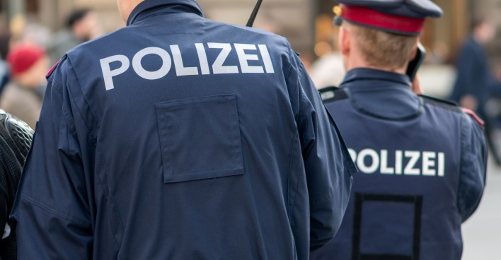 Polizisten in Österreich während einer Kontrolle
