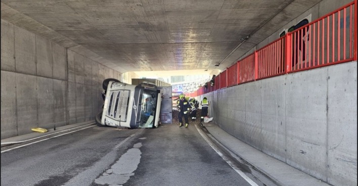 Umgekippter Lkw bei einem Lkw-Unfall in Villach in der Unterführung Seebach mit Feuerwehrkräften im Einsatz.