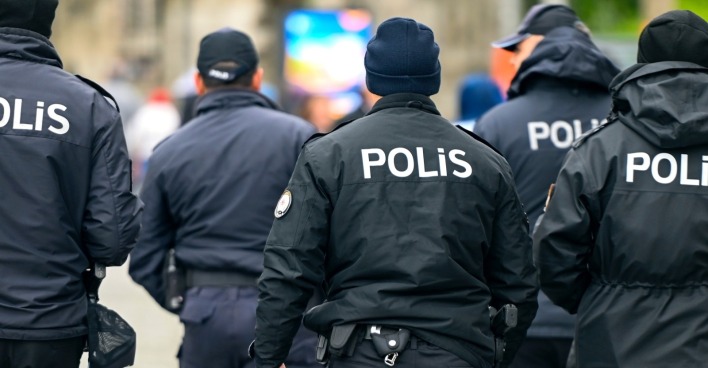 Gruppe türkischer Polizisten auf einer Straße in der Türkei.