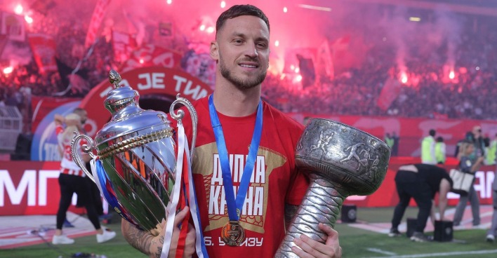 Marko Arnautovic mit Medaille und zwei Pokalen bei den Meisterfeierlichkeiten von Roter Stern Belgrad.