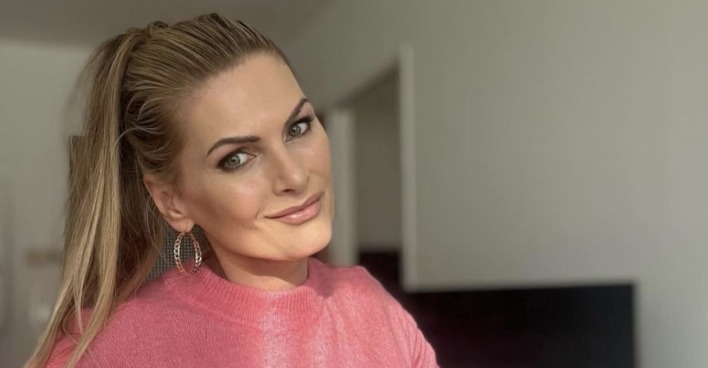 Ex-ORF-Lottofee Martina Kaiser lächelt in die Kamera und trägt einen rosafarbenen Pullover.