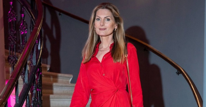 Martina Kaiser posiert in einem roten Kleid. Die Sängerin erklärt, warum Fotos und Social Media für ihre Karriere wichtig sind.