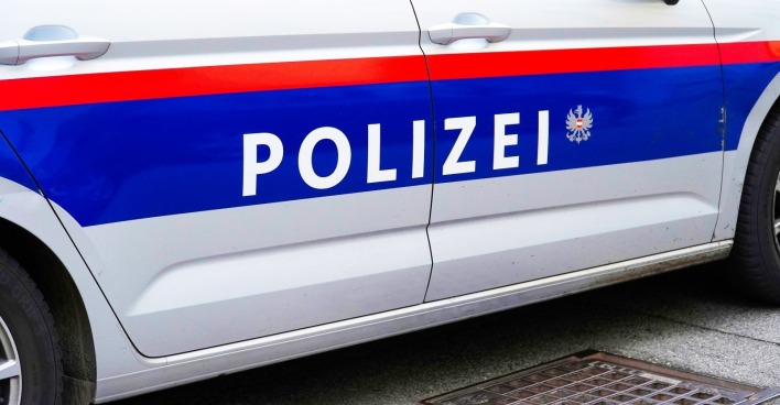 Ein Traktor mit zwei 16-Jährigen stürzte in Mühlbach am Hochkönig rund 30 Meter in ein Bachbett.