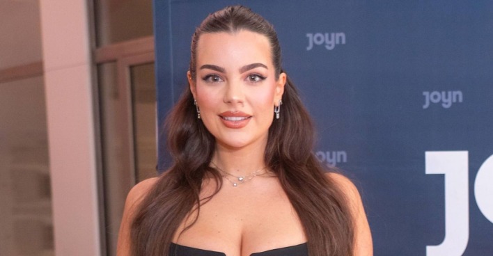 Nadine Mirada bei einem Event vor einer Joyn-Fotowand