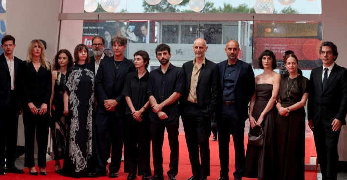 Das Team von „NAZA“ bei der Premiere des Dokumentarfilms bei den Filmfestspielen von Venedig 2026.
