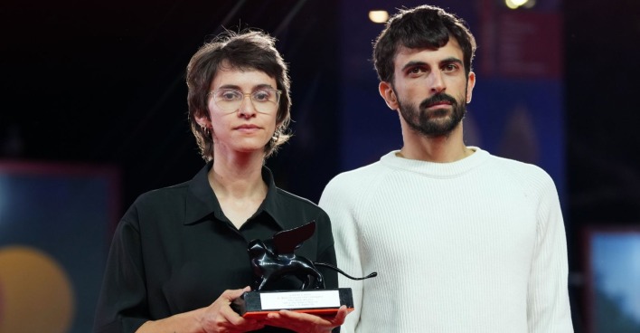 Rachel Szor und Yuval Abraham mit einer Auszeichnung für den Dokumentarfilm „NAZA“ bei den Filmfestspielen von Venedig 2026.