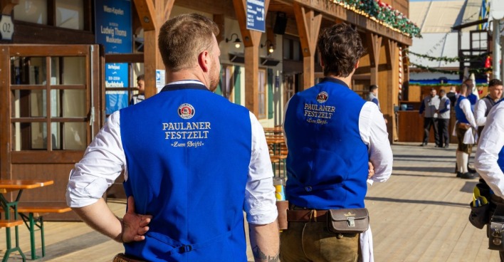 Mitarbeiter im Paulaner-Festzelt auf dem Oktoberfest in München (Symbolbild)