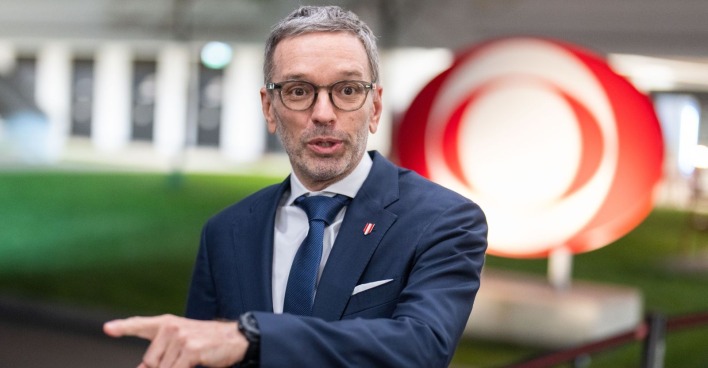 Herbert Kickl vor dem ORF-Logo zum ORF-Volksbegehren