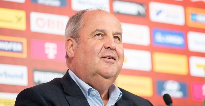 Josef Pröll spricht auf einer ÖFB-Pressekonferenz