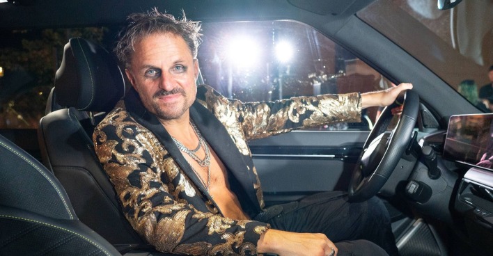 Philipp Hochmair sitzt in einem Auto. Der Schauspieler ist Teil von Larissa Marolts Kulturprojekt auf Burg Taggenbrunn.
