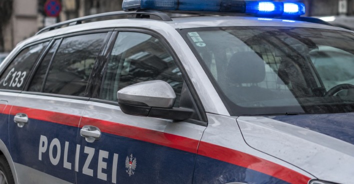 Polizeiwagen mit Blaulicht, Symbolbild für den Großeinsatz am Bahnhof-Ost in Graz