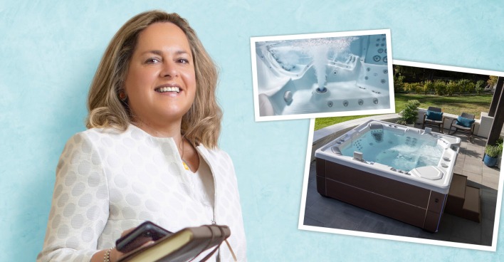 Person beim Probebaden in einem HotSpring Whirlpool
