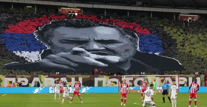 Vor dem Anpfiff wird eine Schweigeminute für Ratko Mladić abgehalten, zudem präsentieren Roter-Stern-Ultras ein riesiges Tifo mit seinem Porträt.
