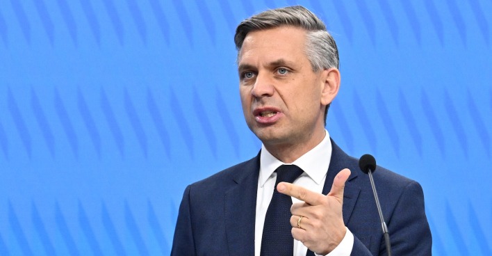 Wirtschaftsminister Wolfgang Hattmannsdorfer bringt die Verordnung zur Zeitumstellung ein