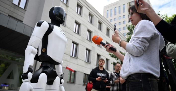 Humanoider Roboter bei einer Roboter Demonstration vor dem Digitalministerium in Warschau