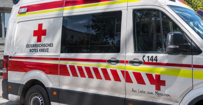 Rettungswagen des Österreichischen Roten Kreuzes nach einem schweren Unfall in einem Sägewerk in der Steiermark.
