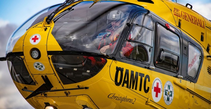 Rettungshubschrauber der Bergrettung vor dem Abflug