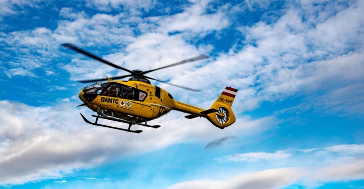 ÖAMTC-Rettungshubschrauber im Flug als Symbolbild zum Schulbus-Unfall in St. Marienkirchen am Hausruck.