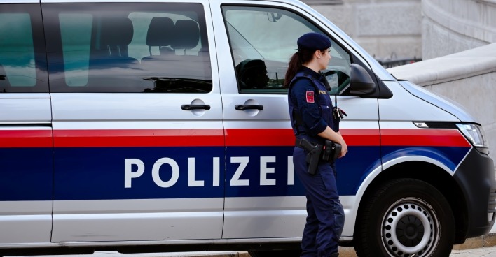 Polizei im Einsatz: Ein Schulbus und ein Pkw kollidierten Montagfrüh in Leonding.