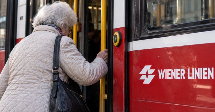 Seniorin steigt in eine Straßenbahn der Wiener Linien nach Abschaffung des Seniorentickets