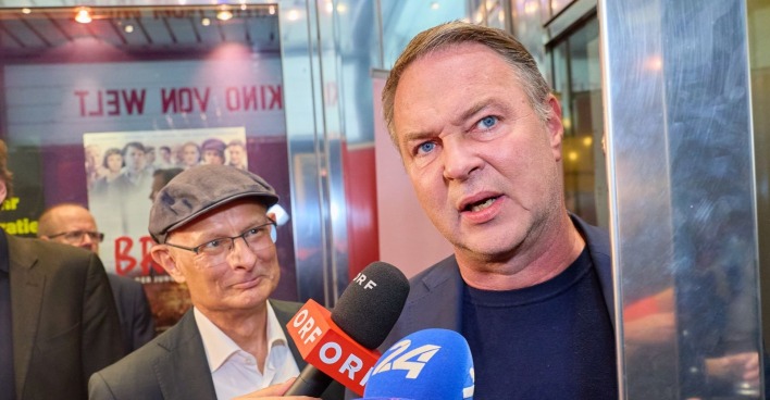 Andreas Babler spricht vor mehreren Mikrofonen bei einem Medientermin in Wien.