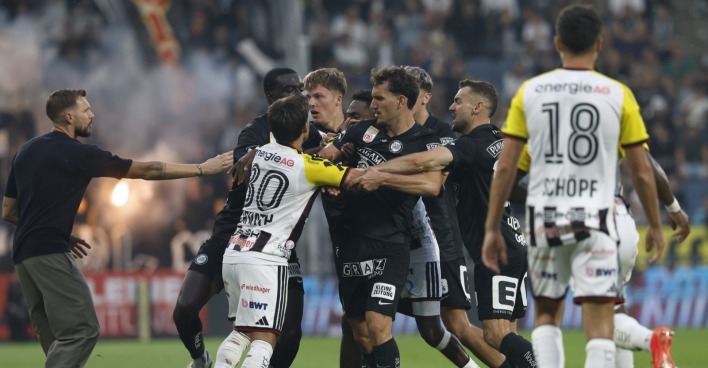 Sturm Graz vs. LASK: Ein Handgemenge zwischen den Spielern während der Admiral Bundesliga- Begegnung.