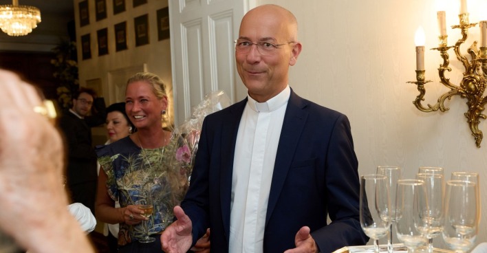 Toni Faber bei einer Veranstaltung in Wien. Der Dompfarrer wird bei „Dancing Stars“ 2027 nicht mittanzen.