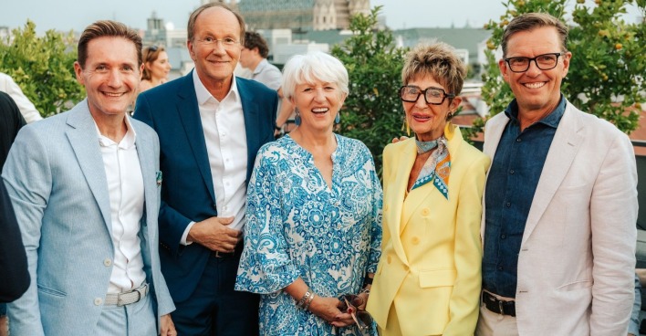 Fünf Personen im Sommeroutfit über den Dächern Wiens